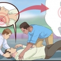 Carregar uma pessoa ferida com duas pessoas