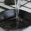 Limpando uma panela de ferro fundido