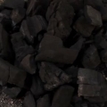 Fazendo um bom fogo de carvão ardente