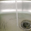 Limpando uma pia com bicarbonato de sódio