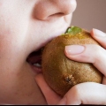 Comer um kiwi