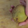 Descasque um kiwi