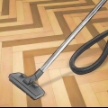 Limpando um piso de linóleo