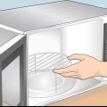 Utilizar um micro-ondas com função grill