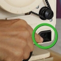 Usando uma máquina de costura
