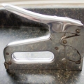 Recarregando uma pistola de grampos