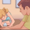 Fazendo uma brincadeira inofensiva com seu irmão