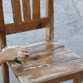 Pintando uma velha cadeira de madeira