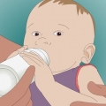 Arrotar um bebê recém-nascido