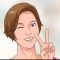 Usando um corte de cabelo pixie