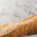 Fazendo uma esfoliação com azeite e açúcar
