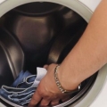 Encolher um par de jeans