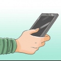 Fazendo um telefonema com um menino