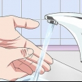 Realize um exame de urina com uma tira de teste