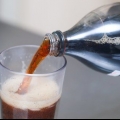 Limpando um banheiro com coca-cola