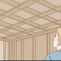 Montagem de placas de gesso no teto