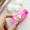 Remova o esmalte com glitter