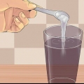 Faça gargarejos com uma solução salina