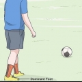 Chute forte com uma bola de futebol
