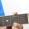 Tocando o acorde bm em uma guitarra