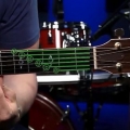 Tocando o acorde c maior em uma guitarra