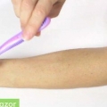 Afinando o cabelo em seus braços