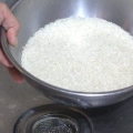 Cozinhar arroz de jasmim em uma panela de arroz