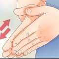 Massageando seus seios