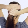 Prenda o cabelo com um lápis