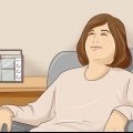 Fazendo uma massagem no couro cabeludo