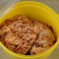 Esfregue o frango com uma mistura seca