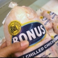 Fazendo tiras de frango