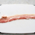 Fazendo salsichas embrulhadas em bacon