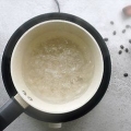 Colocar café no fogão