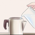 Fazendo café em um coador