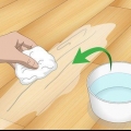 Reparando arranhões em um piso de madeira