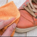 Reparando arranhões em sapatos de couro artificial