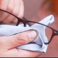 Removendo arranhões de lentes de plástico