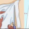 Fazendo cachos no cabelo com tiras de tecido