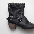 Limpando botas de couro