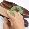 Limpando sapatos de couro