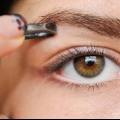 Aplique maquiagem em olhos pequenos