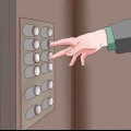 Assediar pessoas em um elevador