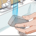 Removendo estrias de metal de um vaso sanitário de porcelana