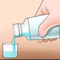 Usando enxaguante bucal