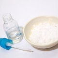 Fazendo spray nasal com uma solução salina