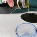 Usando azeite como cuidados com a pele em seu rosto