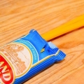 Fazendo macarrão com molho alfredo de uma jarra