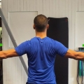 Faça exercícios de alongamento para os ombros