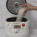 Cozinhar arroz em uma panela de arroz